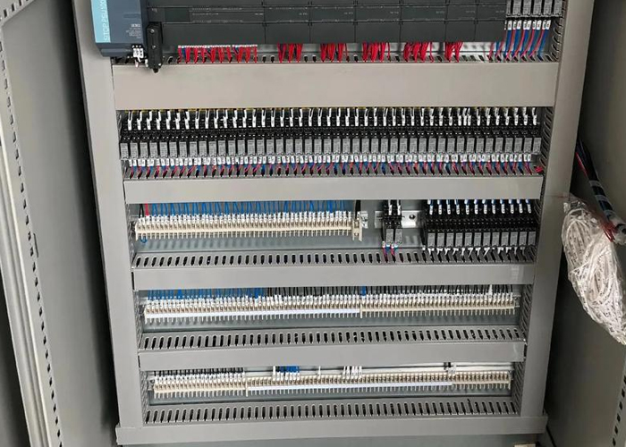 配电柜线槽.jpg 配电柜线槽.jpg