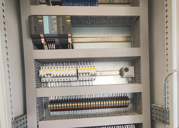 配电柜线槽.jpg 配电柜线槽.jpg